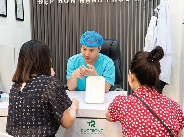 Bác sĩ Nguyễn Đức Trọng luôn tận tình tư vấn và đưa ra giải pháp phù hợp nhất cho khách hàng
